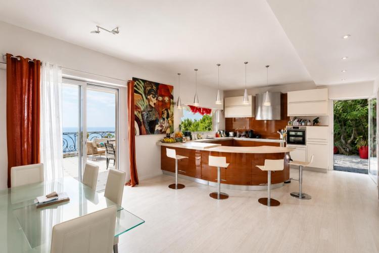 Èze – Villa avec vue mer panoramique, piscines et parcelle constructible indépendante