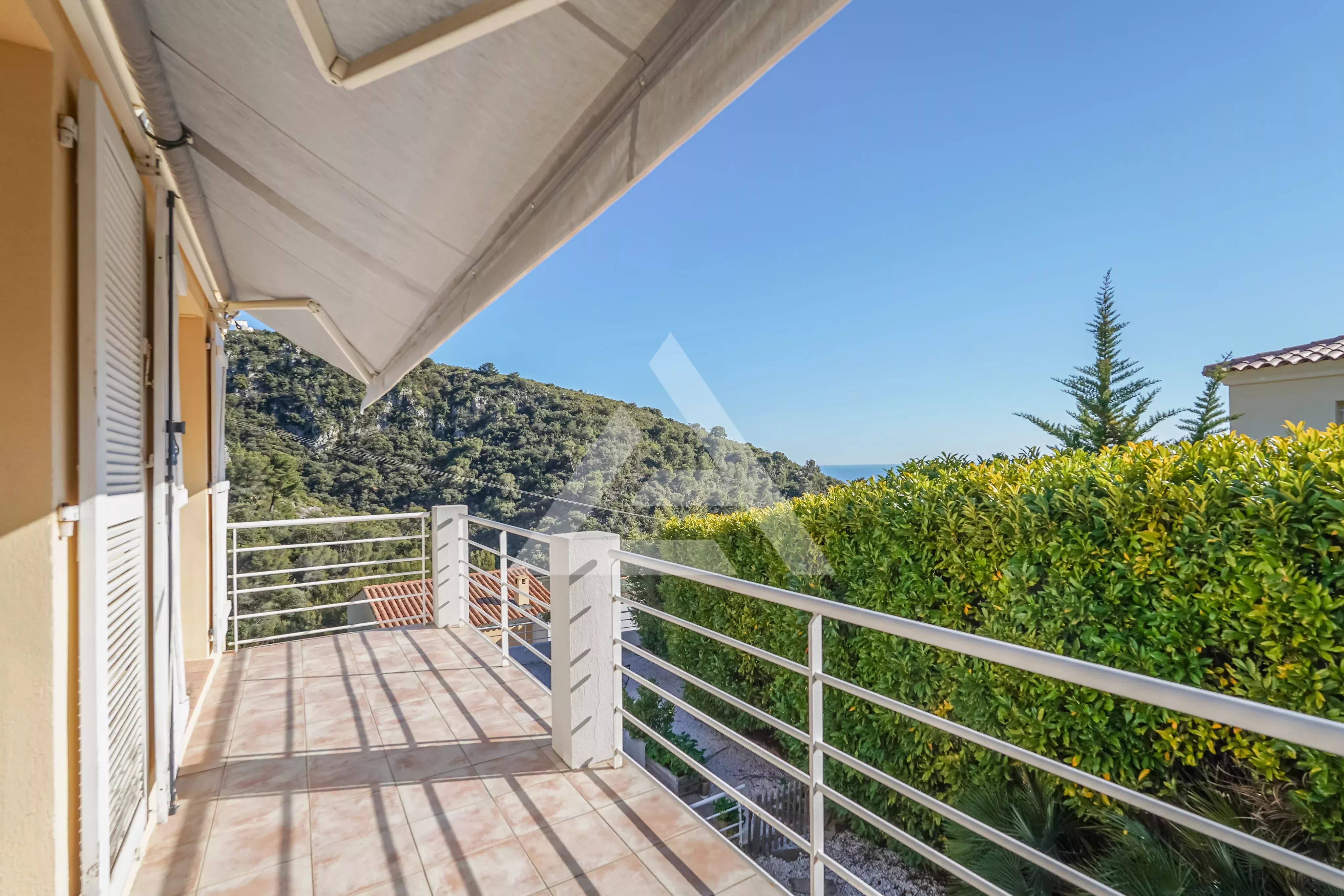 SAINT-LAURENT D'EZE DOMAINE - VILLA AVEC PISCINE ET GARAGE - PROXIMITE MONACO