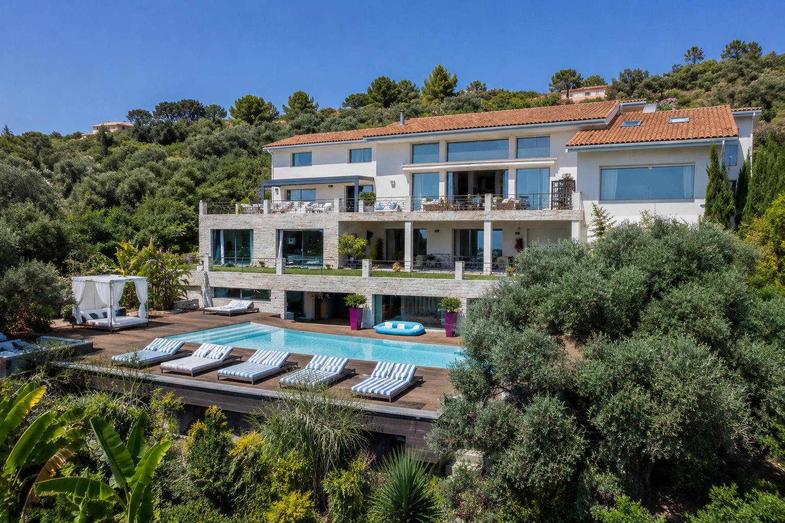 Èze – Villa avec vue mer panoramique, piscines et parcelle constructible indépendante