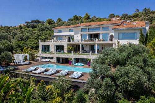 Èze – Villa avec vue mer panoramique, piscines et parcelle constructible indépendante