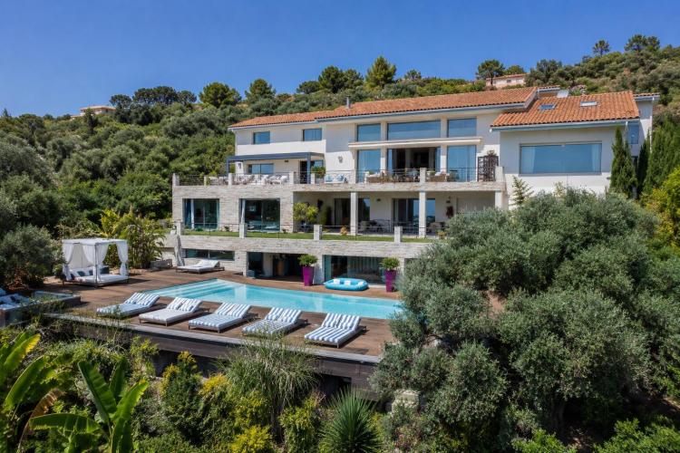 Èze – Villa avec vue mer panoramique, piscines et parcelle constructible indépendante