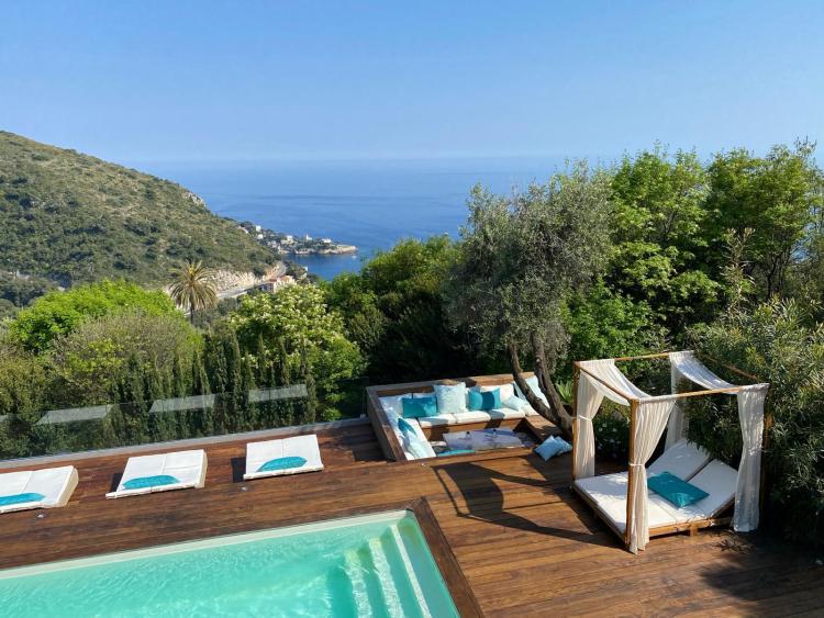 Èze – Villa avec vue mer panoramique, piscines et parcelle constructible indépendante
