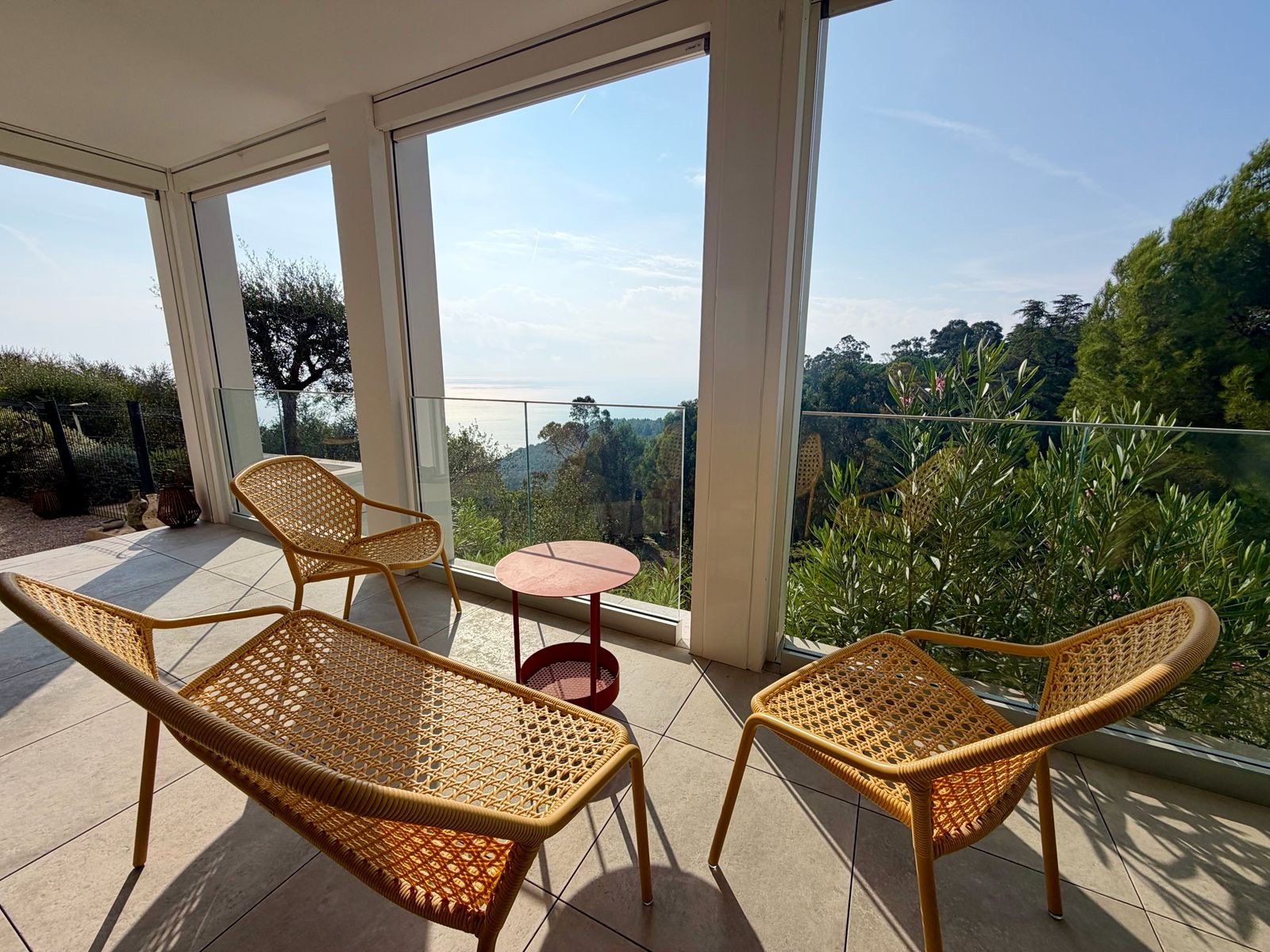 ÈZE – SO INFINY – 3 PIÈCES MEUBLÉ AVEC JARDIN, PISCINE ET DEUX PARKINGS