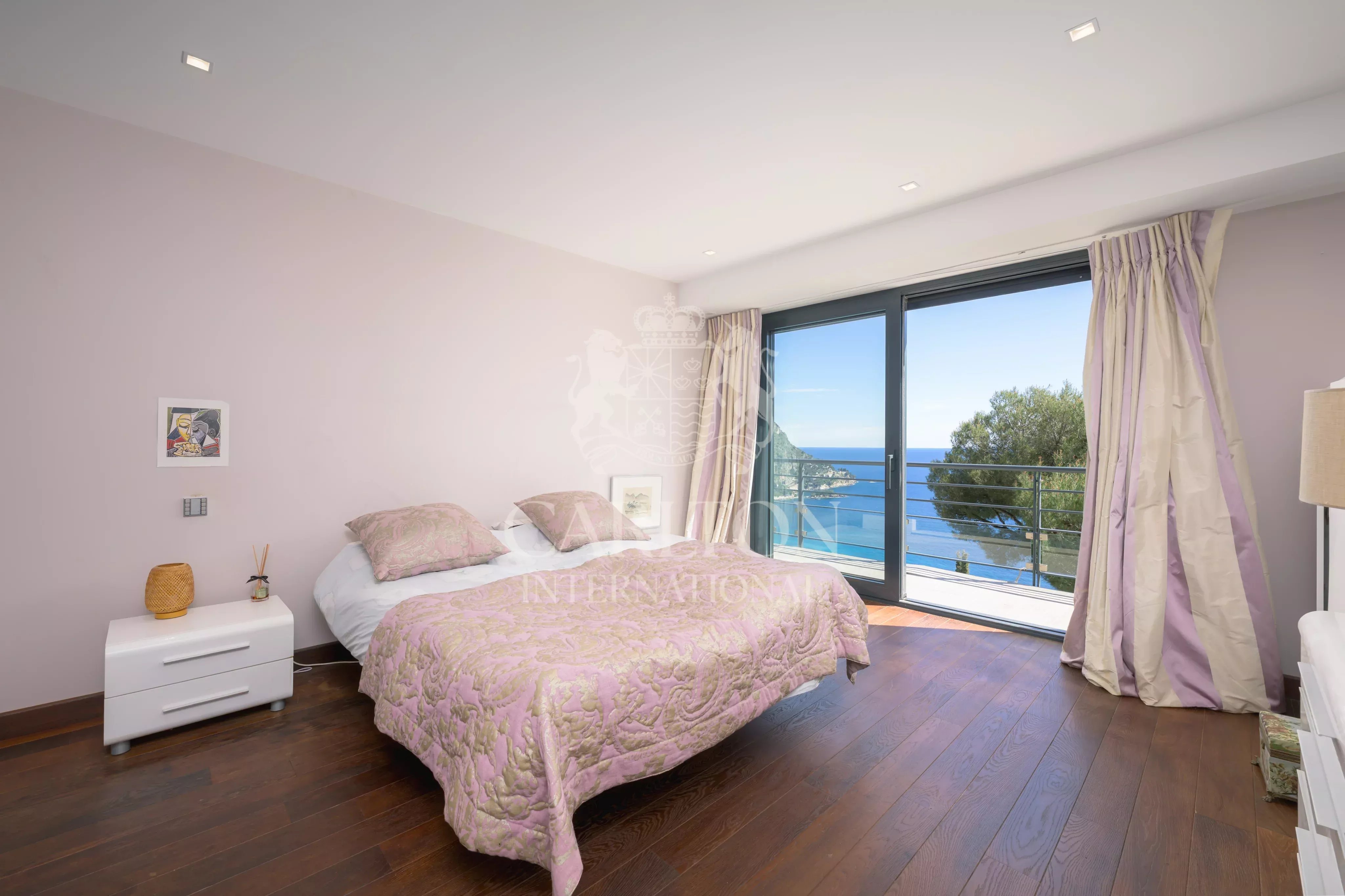 Villa contemporaine avec vue mer panoramique et grand terrain à Èze Bord de Mer