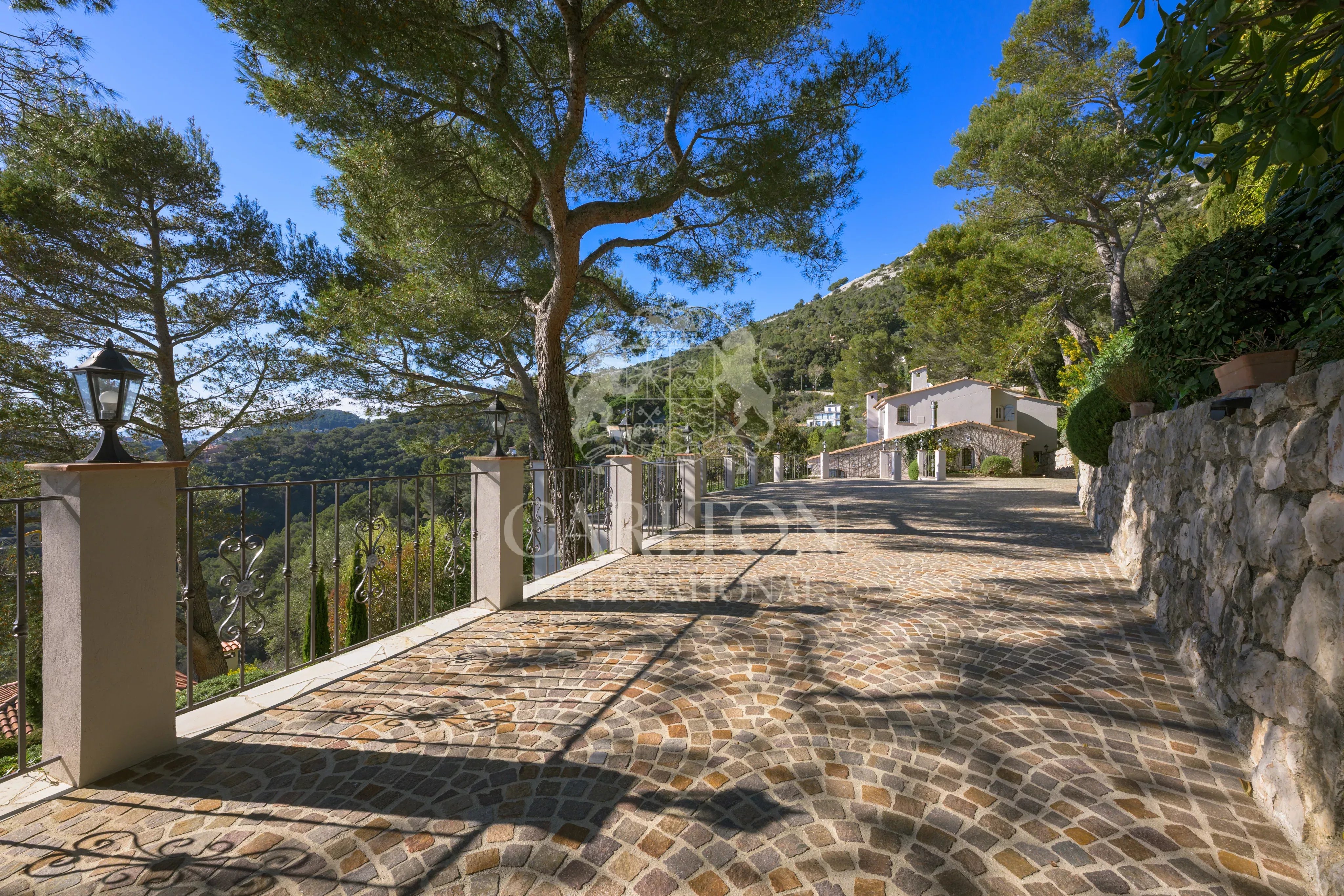 Èze – Élégante villa provençale avec vue mer exceptionnelle