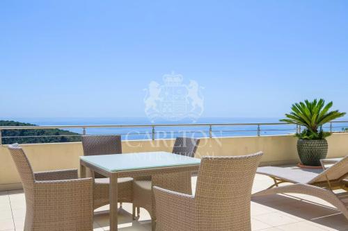 Eze, à quelques minutes de Monaco, plages, importante propriété avec vue mer époustouflante.