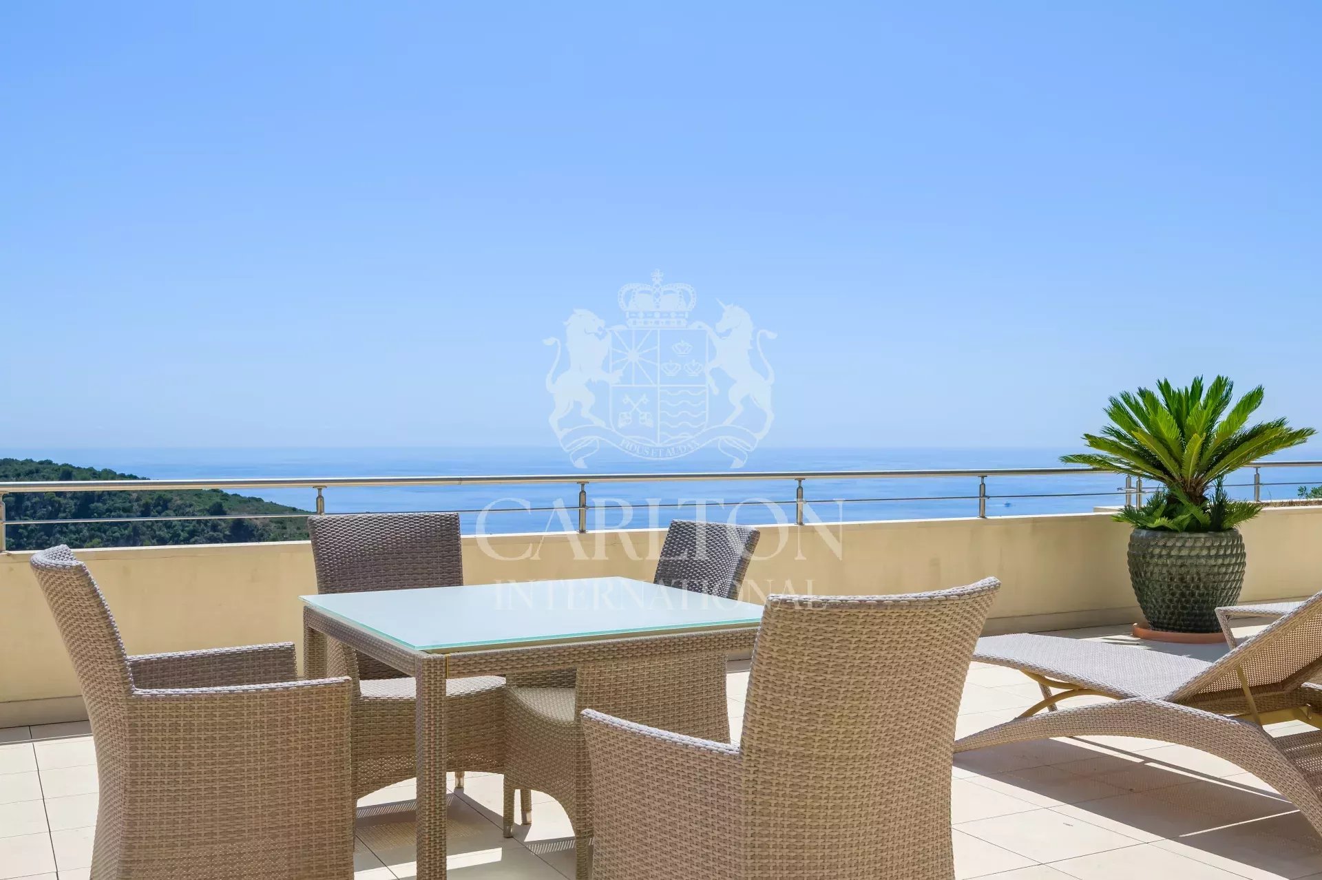 Eze, à quelques minutes de Monaco, plages, importante propriété avec vue mer époustouflante.