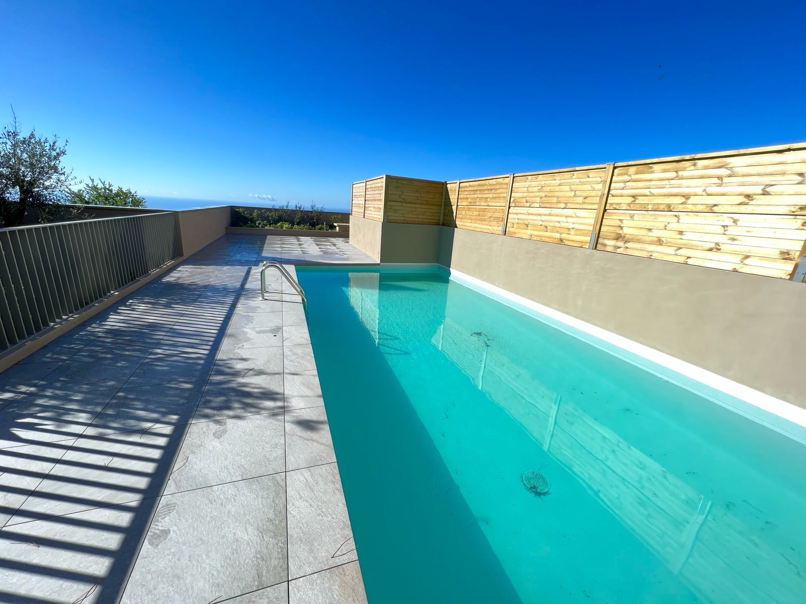 ÈZE – SO INFINY – 3 PIÈCES MEUBLÉ AVEC JARDIN, PISCINE ET DEUX PARKINGS