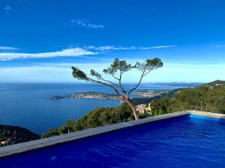 VILLA BELLEVUE SURPLOMBANT LA MER
