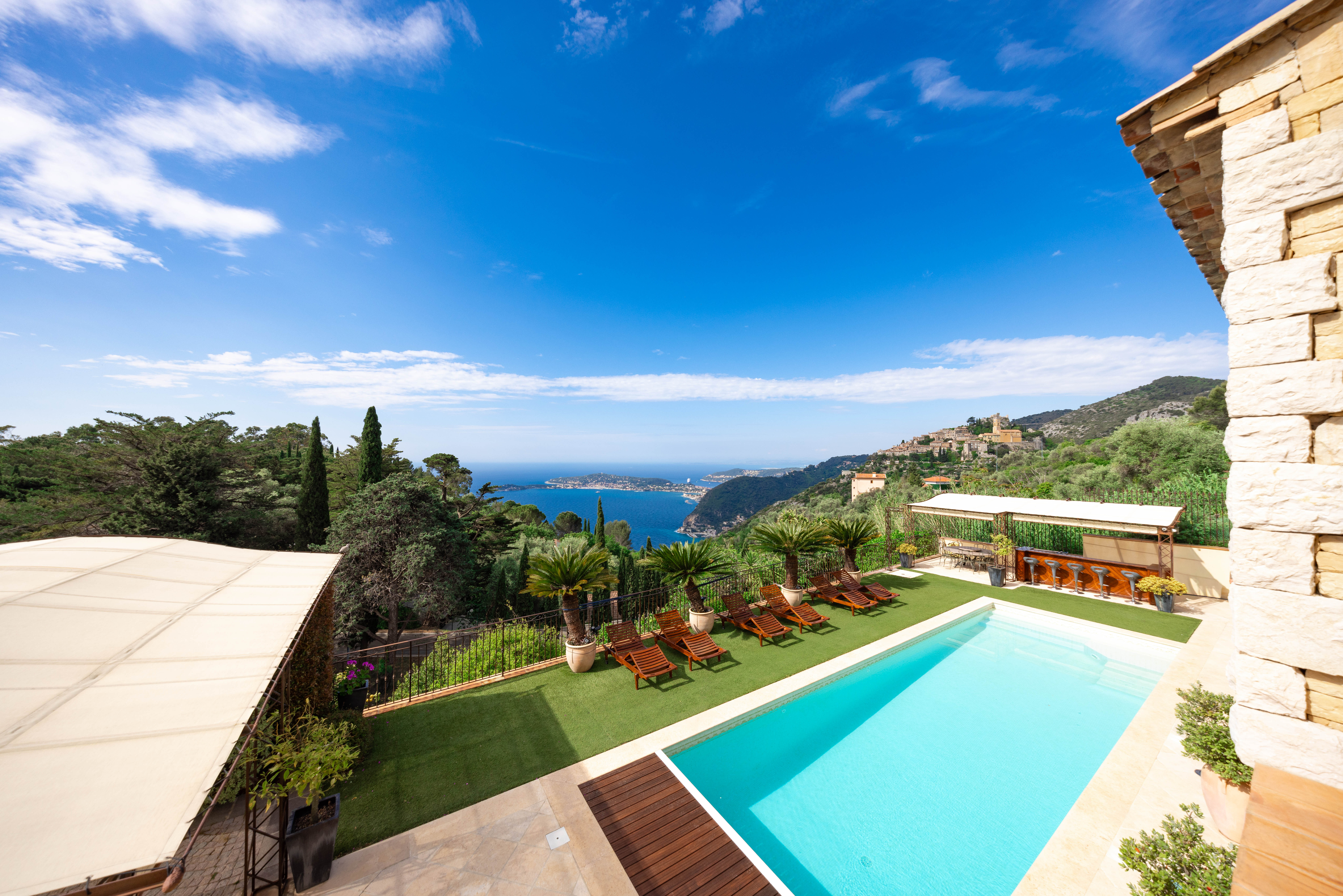 DEUX VILLAS PROCHE DE MONACO AVEC PISCINE