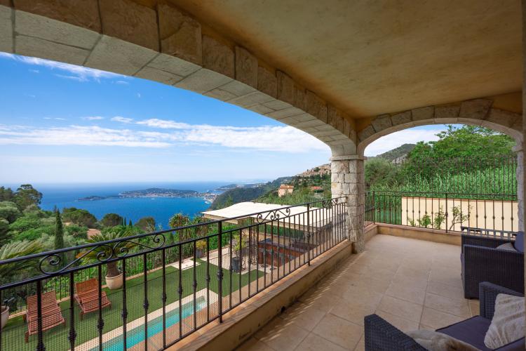 DEUX VILLAS PROCHE DE MONACO AVEC PISCINE