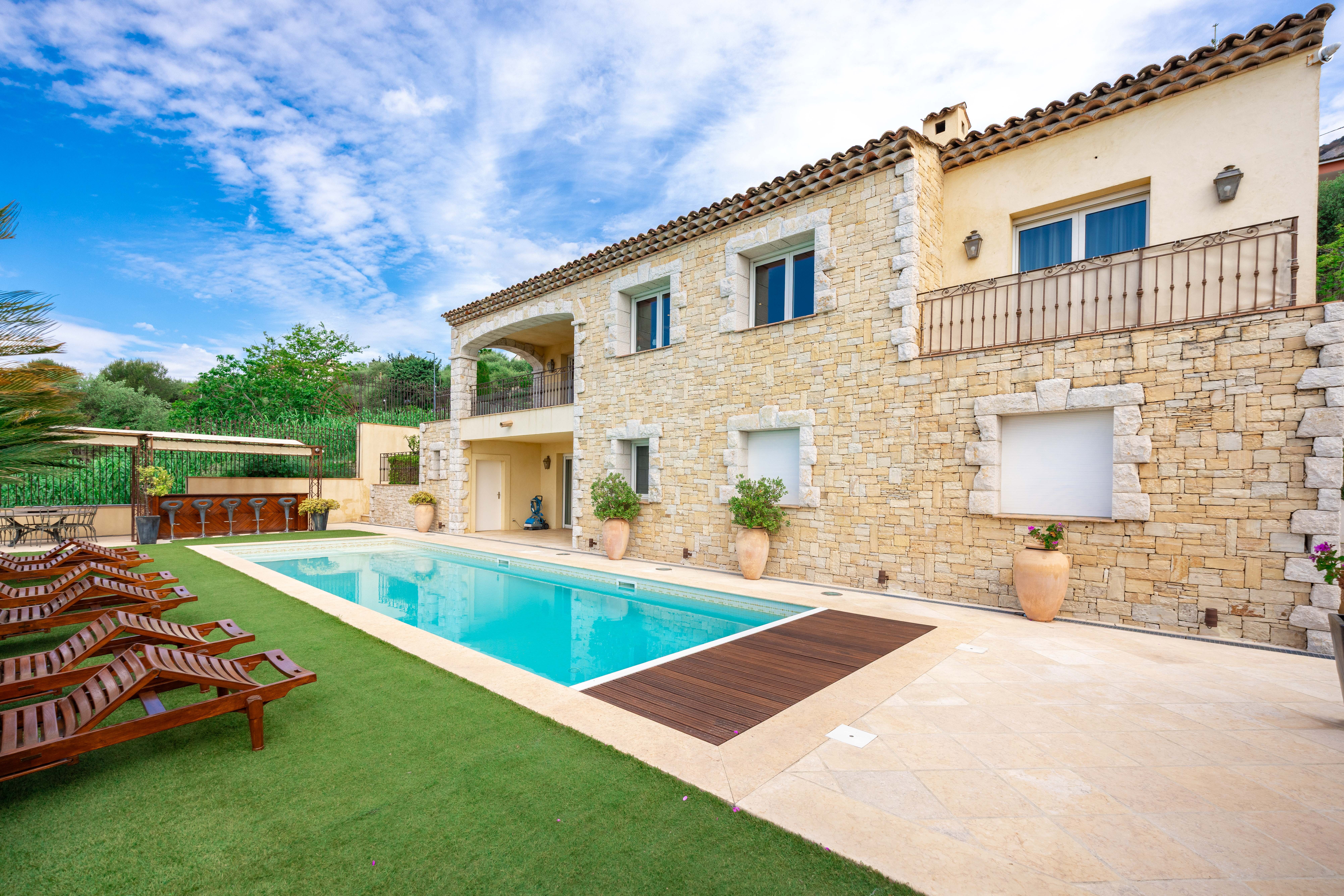 DEUX VILLAS PROCHE DE MONACO AVEC PISCINE