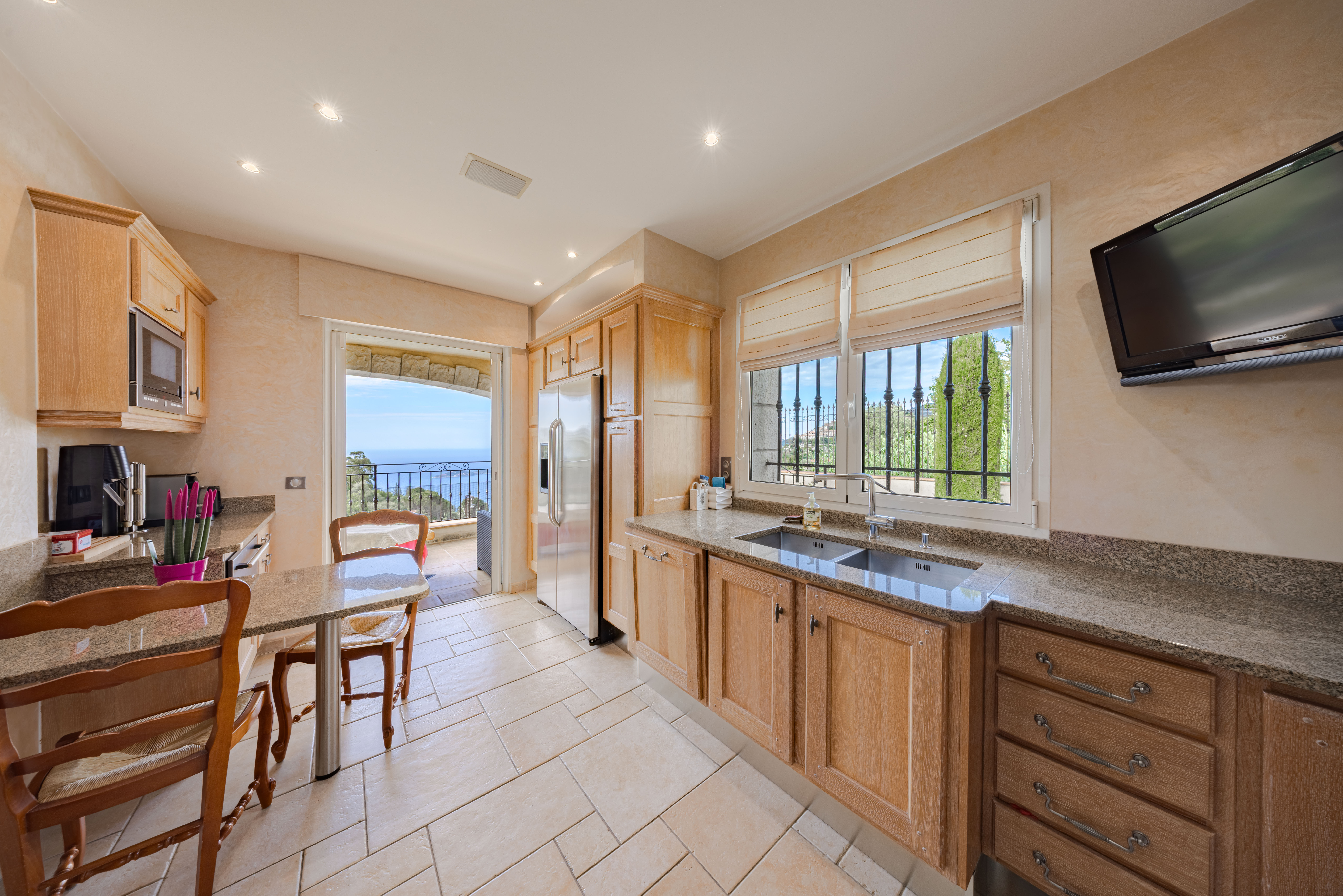 DEUX VILLAS PROCHE DE MONACO AVEC PISCINE